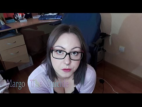 ❤️ Сексуальна дівчина в окулярах глибоко відсмоктує дилдо на камеру Порно у нас