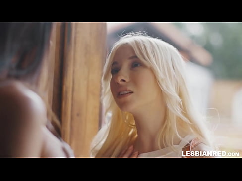 ❤️ Дівчина приходить додому через кілька місяців і в кінцевому підсумку їсть кицьку своєї мачухи Порно у нас