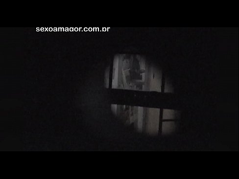 ❤️ Блонді таємно знімає на відео сусідський вуайерист, прихований за порожнистими цеглами Порно у нас