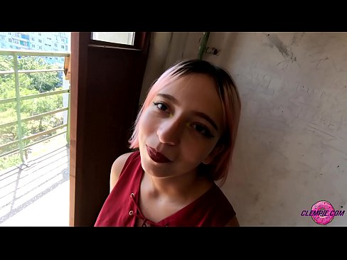 ❤️ Студент Sensual відсмоктує незнайомця в глибинці - сперма йому на обличчя Порно у нас